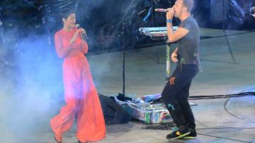 La cantante de Barbados Rihanna (i) y el vocalista de la banda Coldplay, Chris Martin (d), se presentan durante la ceremonia de clausura de los Juegos Paralímpicos.
