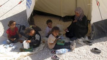 Más de 200 mil refugiados de Siria viven en este campo de Mafraq, en Jordania, visitado por el ministro de Exteriores alemán.