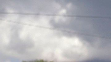 Un soldado nicaragüense con máscara, mientras el volcán San Cristóbal lanza espiras de humo y cenizas, en Chinandega, Nicaragua, ayer.