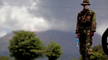 Un soldado nicaragüense con máscara, mientras el volcán San Cristóbal lanza espiras de humo y cenizas, en Chinandega, Nicaragua, ayer.