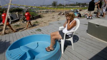 Janet Ryan lamentaba ayer el deterioro que causó el tornado a su cabaña ubicada en la zona costera del barrio de Queens, en Nueva York.