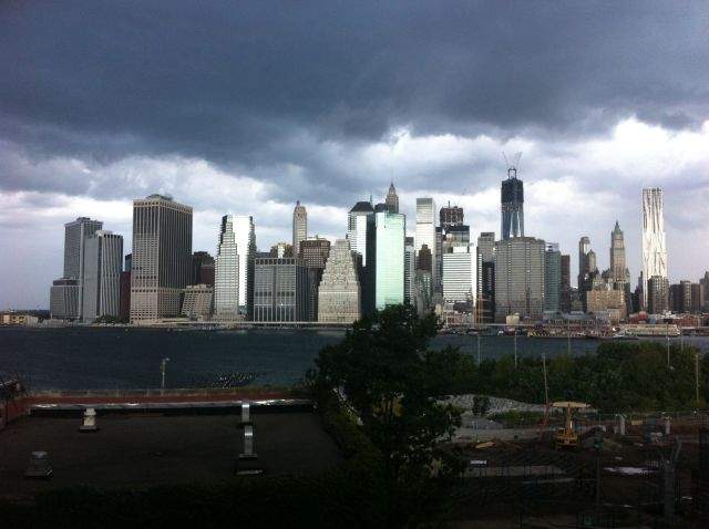 El cielo de Nueva York se tornó negro ayer durante el paso del tornado por el área.