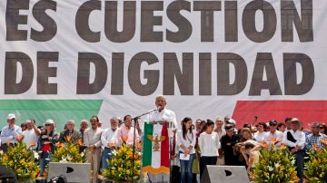 López Obrador, quien en los comicios presidenciales del 1 de julio quedó en segundo lugar, informó en un mitin en el Zócalo de la ciudad de México que seguirá su labor política desde el llamado Movimiento de Regeneración Nacional (Morena).
