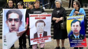 Familiares de personas secuestradas realizan una protesta en Bogotá pidiendo por su libertad.
