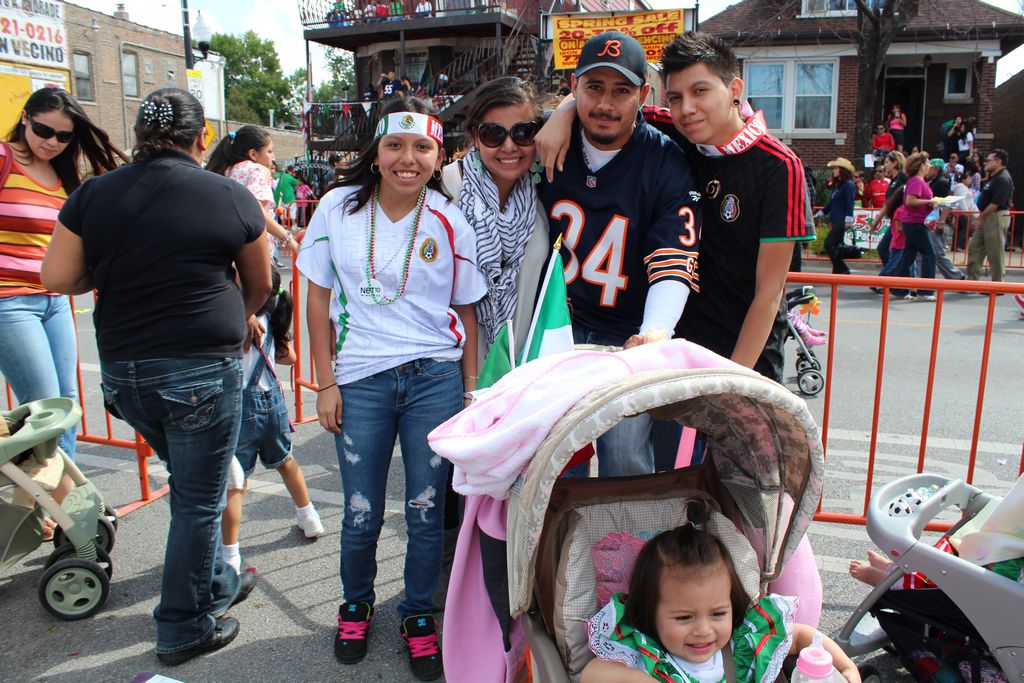 Las familias Orduño y Hernández fueron al desfile de La Villita desde Mount Prospect y Arlington Heights.