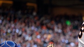 Hunter Pence, de los Gigantes, conecta para un doble de dos carreras en el primer inning, un batazo del que Dodgers ya no se pudo reponer.