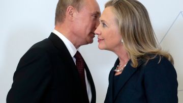 El presdiente ruso Vladimir Putin se encuentra con la secretaria de Estado de EEUU, Hillary Clinton, en Cumbre de la APEC,  Vladivostok, Rusia.