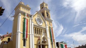 En el Ayuntamiento de Xalapa se realizó la colocación de adornos patrios con el objetivo de que den realce a las festividades por el Día de la Independencia.