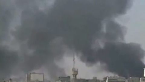 Imagen captada de un video distribuido por la emisora Shaam News (SNN) hoy 10 de septiembre de 2012, que muestra una columna de humo causada por el bombardeo del ejército sirio en la cuidad de Alepo, en Siria.