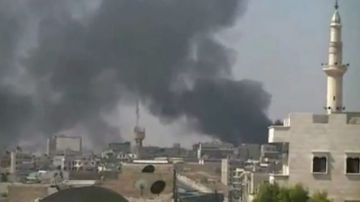 Imagen captada de un video distribuido por la emisora Shaam News (SNN) hoy 10 de septiembre de 2012, que muestra una columna de humo causada por el bombardeo del ejército sirio en la cuidad de Alepo, en Siria.