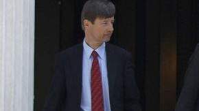 El representante del Fondo Monetario Internacional Poul Thomsen (dcha), el representante del Banco Central Europeo Klaus Masuch (centro) y el representante de la Comisión Europea Matthias Mors (izda) abandonan la oficina del primer ministro griego, Andonis Samarás, tras una reunión.