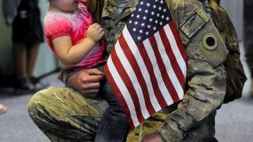 Faith Rodenberger en brazos de su papá, el sargento Jason Rodenberger, de Marion, Ohio, quien ayer tuvo la fortuna de regresar a salvo de Afganistán.