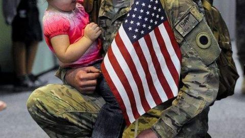 Faith Rodenberger en brazos de su papá, el sargento Jason Rodenberger, de Marion, Ohio, quien ayer tuvo la fortuna de regresar a salvo de Afganistán.