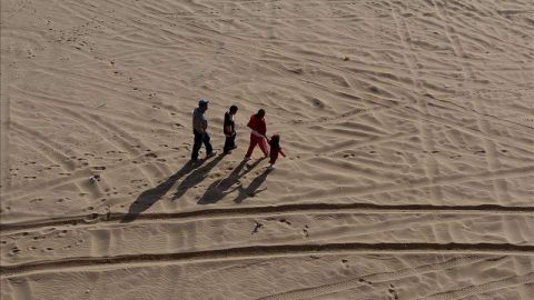 Alertan  a los migrantes del peligro que corren al caminar bajo el sol sin la protección adecuada y sin suficiente agua.