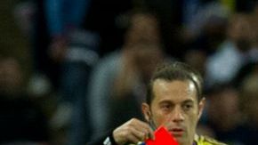 Steven Gerrard de Inglaterra recibe la tarjeta roja por falta sobre Denis Harmash de Ucrania en juego eliminatorio para Brasil 2014.