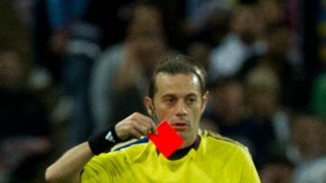 Steven Gerrard de Inglaterra recibe la tarjeta roja por falta sobre Denis Harmash de Ucrania en juego eliminatorio para Brasil 2014.