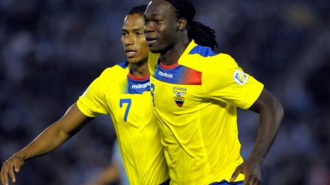 Felipe Caicedo y Antonio Valencia celebran su anotación en el Centenario de Montevideo en Uruguay.