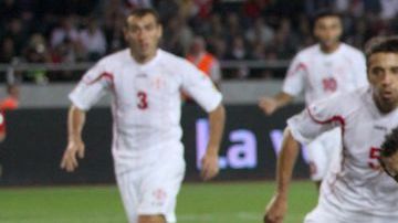 Jordi Alba, lateral derecho de España, intenta tirar una diagonal de la muerte frente al marco de Georgia.