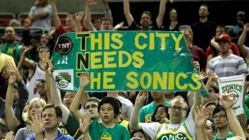 Los fans de los Supersonics de Seattle se quedaron muy dolidos cuando los directivos se llevaron la franquicia a Oklahoma.
