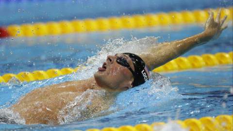 Ryan Lochte en una competencia en Londres será uno de los latinos reconocidos en los ALMA.