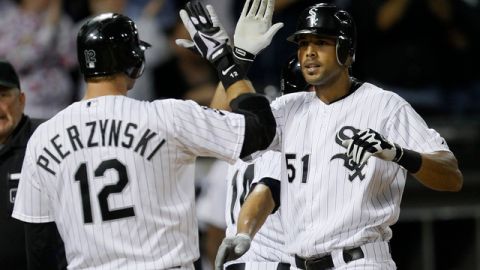Alex Ríos es felicitado por A.J. Pierzynski (izq.) después de que el boricua disparase jonrón de tres carreras en el sexto inning.