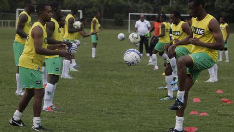 Jugadores guyanenses entrenan para el crucial duelo con El  Salvador. El que pierda hoy podría ver morir sus aspiraciones mundialistas.