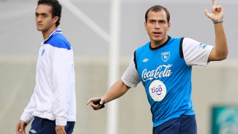 Dwight Pezzarossi (der.) y el portero Ricardo Jerez durante una prác- tica de Guatemala, que hoy sostendrá un duelo crucial en Antigua.