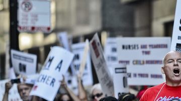 Decenas de maestros en huelga participarían ayer en una manifestación en Chicago.