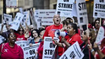 Decenas de maestros en huelga participarían ayer en una manifestación en Chicago.