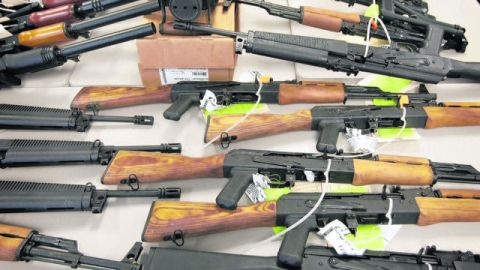Agentes de EEUU vendieron armas  a traficantes para rastrear a los compradores finales, y ahora unas cuantas aparecen en Colombia.
