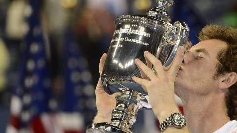 Andy Murray venció al serbio Novak Djokovic en la final masculina por 7-6 (12-10), 7-5, 2-6, 3-6 y 6-2 , y consiguió así su primer título de Grand Slam.