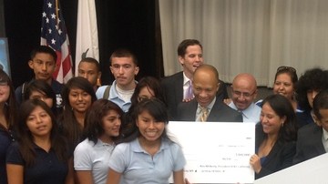 Asistentes a la ceremonia de entrega de una donación por 600 mil dólares, ayer lunes.