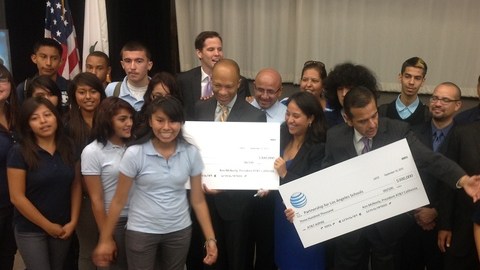 Asistentes a la ceremonia de entrega de una donación por 600 mil dólares, ayer lunes.