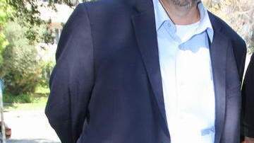 El guionista Rick Nájera (i) y el actor Edward James Olmos  posaban para una fotografía el  7 de septiembre en el parque Encino, en la ciudad del mismo nombre, durante el rodaje de un mensaje de Olmos para el sitio de Internet YoSoy38. La Propuesta 38, que aparecerá en la boleta electoral de California en las elecciones del  6 de noviembre, sugiere un incremento de 2.2 por ciento a los impuestos de personas o empresas que tengan ingresos anuales superiores a los 50 mil dólares dólares con el fin de recaudar fondos para destinarlos a la educación pública.