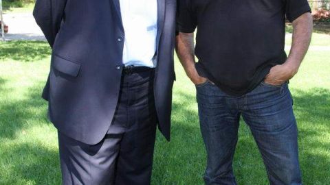 El guionista Rick Nájera (i) y el actor Edward James Olmos  posaban para una fotografía el  7 de septiembre en el parque Encino, en la ciudad del mismo nombre, durante el rodaje de un mensaje de Olmos para el sitio de Internet YoSoy38. La Propuesta 38, que aparecerá en la boleta electoral de California en las elecciones del  6 de noviembre, sugiere un incremento de 2.2 por ciento a los impuestos de personas o empresas que tengan ingresos anuales superiores a los 50 mil dólares dólares con el fin de recaudar fondos para destinarlos a la educación pública.
