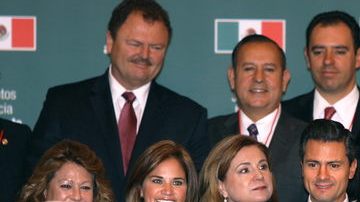 El presidente electo Enrique Peña Nieto (c) con senadores del PRI, ayer,  en Ciudad de México, cuando presentó una iniciativa de ley para 'fortalecer' la transparencia y la rendición de cuentas en el país.