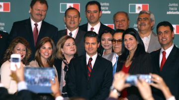 El presidente electo Enrique Peña Nieto (c) con senadores del PRI, ayer,  en Ciudad de México, cuando presentó una iniciativa de ley para 'fortalecer' la transparencia y la rendición de cuentas en el país.
