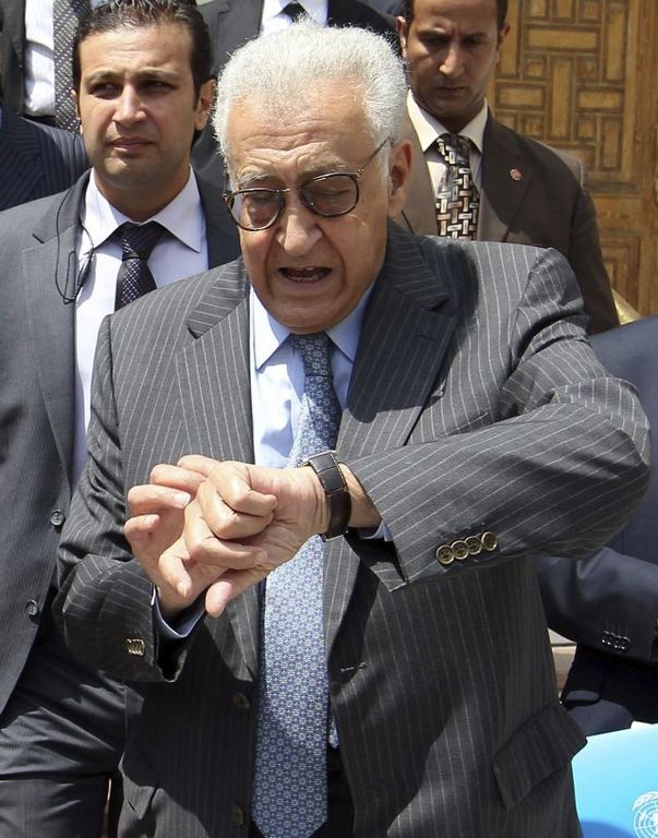 El nuevo mediador internacional para Siria, el argelino Lajdar Brahimi, mira el reloj tras su reunión con el secretario general de la Liga Árabe, Nabil al Arabi, en la sede de la Liga Árabe en El Cairo, Egipto.