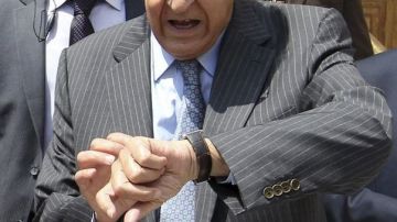 El nuevo mediador internacional para Siria, el argelino Lajdar Brahimi, mira el reloj tras su reunión con el secretario general de la Liga Árabe, Nabil al Arabi, en la sede de la Liga Árabe en El Cairo, Egipto.