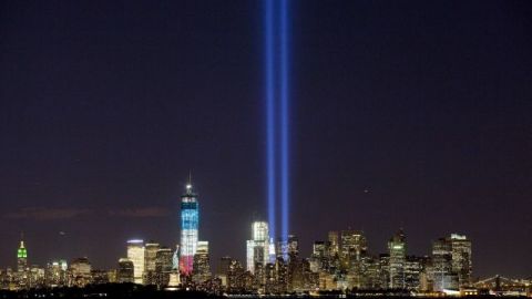 El tributo en luz permanecerá encendido toda esta noche; a la izquierda se observa el Empire State y a la derecha el Puente de Brooklyn.