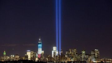 El tributo en luz permanecerá encendido toda esta noche; a la izquierda se observa el Empire State y a la derecha el Puente de Brooklyn.
