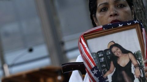Linda Torrens llegó a la ceremonia con el retrato de su fallecida prima Janine Nicole González.