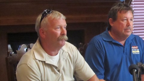 Brian Black y Scott Woodward, heridos por un panel desprendido en el estadio Reliant de Houston, con su abogado Brent Coon.