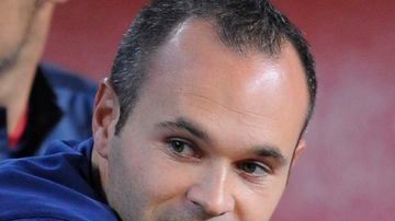 Iniesta padece el virus FIFA y tras lesionarse con España no podrá jugar con el Barcelona.