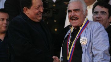 El presidente de Venezuela, Hugo Chávez, recibió en el palacio presidencial de Miraflores al llamado “rey de la canción mexicana”, Vicente Fernández.