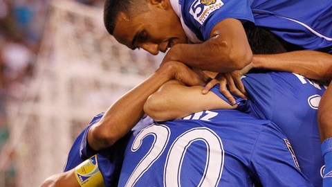 Carlos Ruiz es 'enterrado' por sus compañeros luego de conseguir el gol sobre el cuadro de Antigua y Barbuda en el partido de ayer.