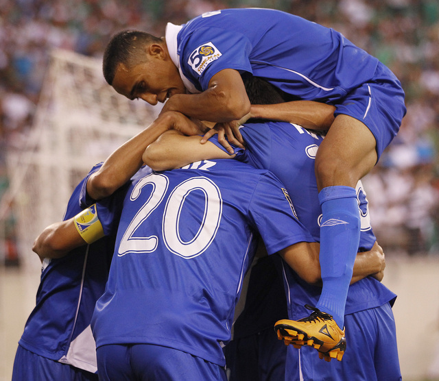 Carlos Ruiz es 'enterrado' por sus compañeros luego de conseguir el gol sobre el cuadro de Antigua y Barbuda en el partido de ayer.