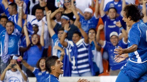 Rafael Burgos (der.), quien aquí celebra en un partido pasado, selló la valiosa victoria de El Salvador, que resurge en la eliminatoria.