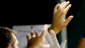 J.J. Hardy es felicitado en el dugout tras su cuadrangular.