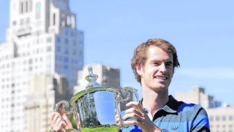 Andy Murray presume su trofeo en el Central Park de Nueva York.